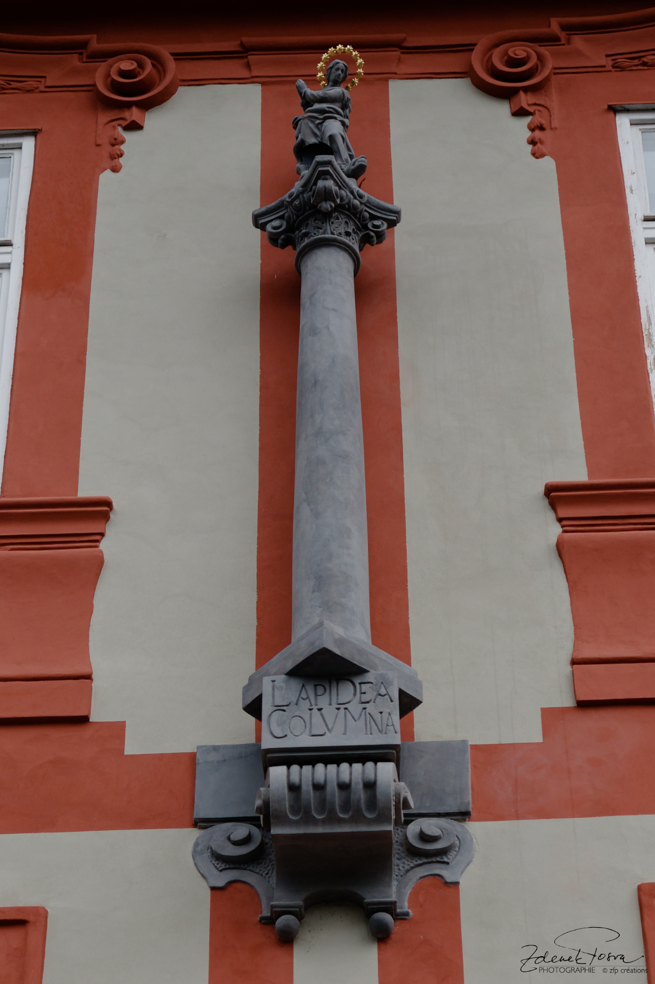 Une colonne de pierre, avec Saint Michel qui terasse un dragon